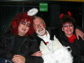 003_teufel_engel_im_bus